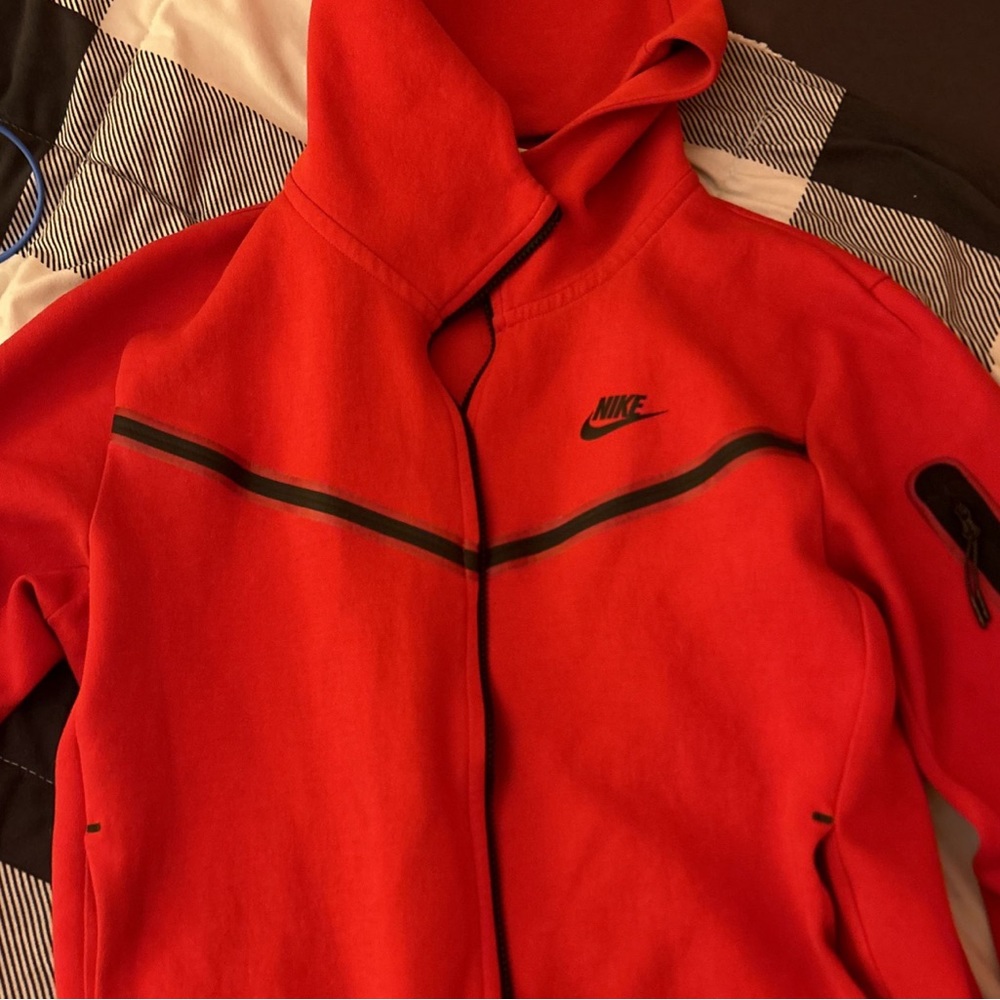 Red nike tech